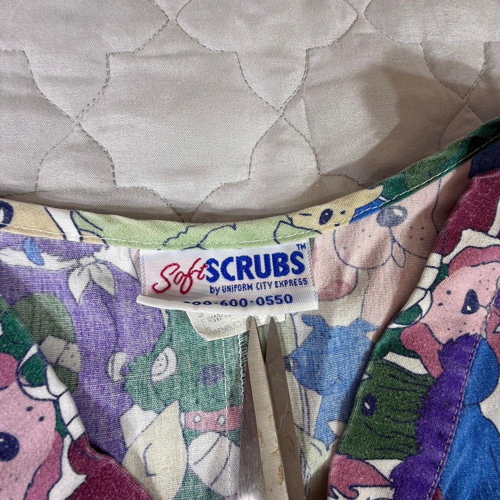 Soft Scrubs Women’s XL Dog Print V-Neck Scrub Top Nurse Vet Tech Uniform Cute - Picture 5 of 5